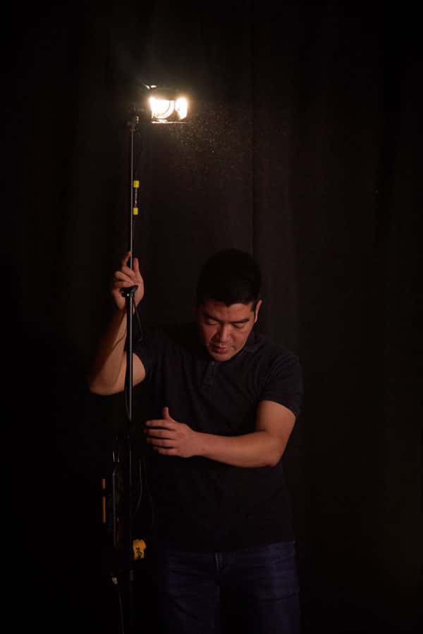 Roter Su on set - Roter Su, film Lecturer setting up a light on set